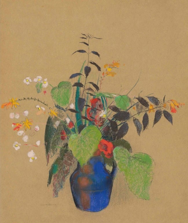 蓝色陶罐中的鲜花